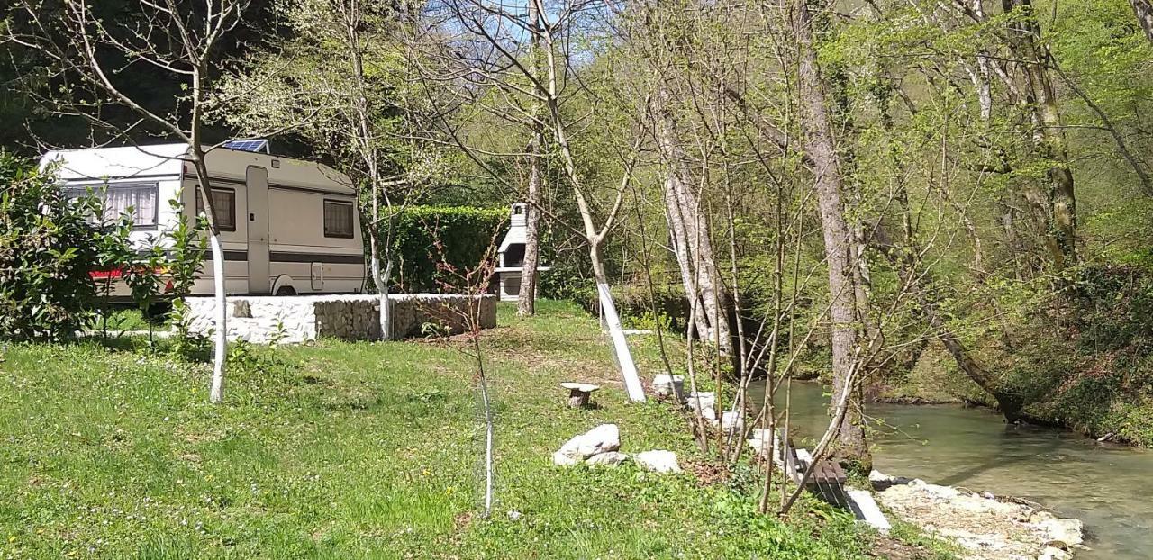 Mobile Home Slapnica U Parku Prirode Zumberak Krasic المظهر الخارجي الصورة